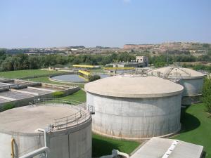 Aerial view of Aqualia’s wastewater treatment plant (EDAR) in Lleida, Spain—the first in the country to receive a Carbon Footprint Zero certification by AENOR, highlighting sustainable water infrastructure.