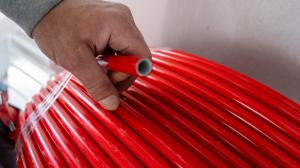 Fußbodenheizungsrohr mit 30 Jahren Garantie wird vorbereitet für die Verlegung während einer Nachrüstung in einem Bestandsgebäude in Wolfsburg/Niedersachsen.