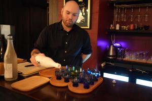 The star of the night. Pouring the GO GRANDCLASS—brewed from the legendary Uonuma Koshihikari. A taste of profound umami and unprecedented purity.