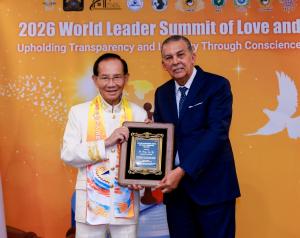 Dr Hong receives Award