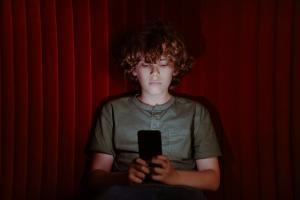 child using smartphone