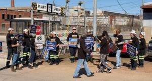 IUE-CWA Members at Mersen Hold Informational Picket in Tennessee
