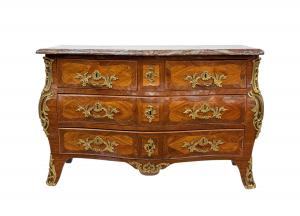 18th/19th-century French Louis XV bombe commode chest with red marble top and five drawers, marquetry and parquetry inlaid, with secondary oak, 54 inches wide. Estimate: $1,000-$2,000