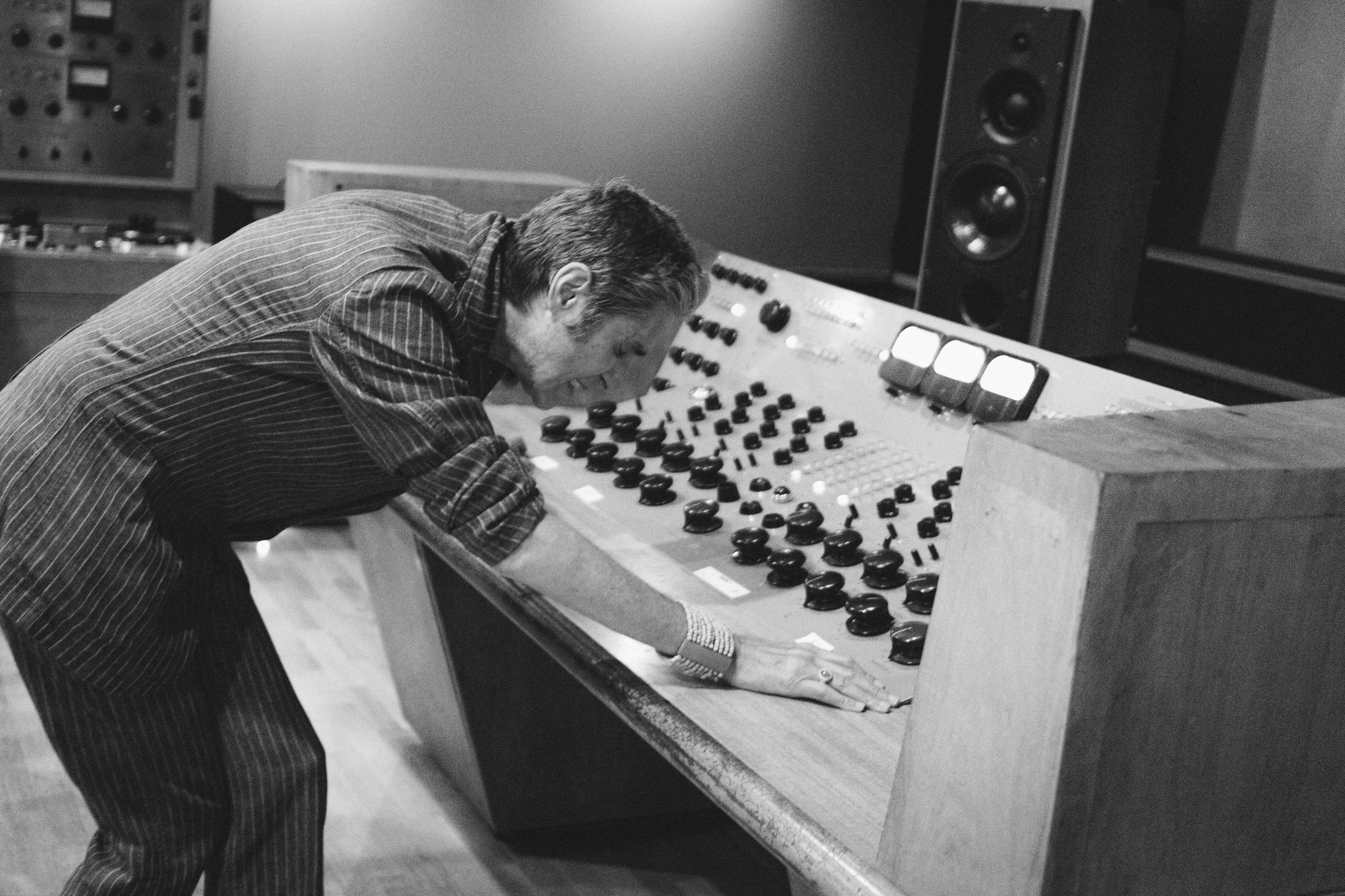 Musician Perry Farrell Pays Homage to Les Paul at the Les Paul Recording Studio – Photo and Caption
