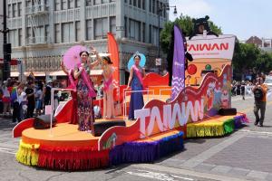 Taiwan Tourism’s rainbow float participated in the 2025 Los Angeles Pride Parade, showcasing Taiwan’s image as a diverse and LGBTQ+-friendly destination