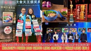 Third-generation heir Leow Woo Taid of Penang Road Famous Laksa stands on the award stage holding the Penang Laksa King trophy at the 20th Asian King of Catering Awards in Beijing Yuxiandu.