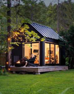 As event-driven cities across the United States continue to experience sustained tourism activity, Factory Direct Tiny Homes (FDTH) is providing informational guidance to homeowners evaluating the use of backyard accessory dwelling units (ADUs) as short-term rentals