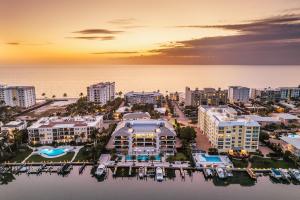 1820 Gulf Shore Boulevard North, 402-403_1