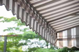 24812932 awning 4