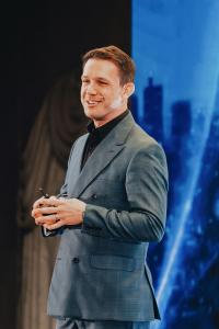 Rony Jabour speaking to a group of workers about hazard awareness in the U.S.