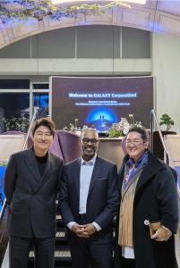 Michael Harris, Vice Chairman of the New York Stock Exchange (NYSE), visited the Galaxy Corporation headquarters in Yeouido on the 23rd, signaling a full-fledged role as a bridge for cooperation between the Korean and U From left: actor Song Kang-ho, NYSE Vice Chairman Michael Harris, and Galaxy Corporation CEO Choi Yong-ho pose for a commemorative photo during Harris’s visit to Galaxy Corporation’s headquarters in Seoul.