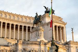 Il nuovo modulo consente alle imprese di navigare il quadro normativo selettivo sull’accesso alla titolarità effettiva introdotto dal Decreto Legislativo 210/2025 Monumento a Vittorio Emanuele II a Roma con bandiera italiana, immagine per il comunicato stampa di G-BRIS sul servizio di verifica della conformità per l’Italia