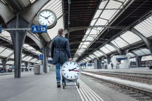 MONDAINE stellt das Design-Erbe der Offiziellen Schweizer Bahnhofsuhr in den Mittelpunkt, eines weithin anerkannten Beispiels funktionalen Industriedesigns, das bis heute die zeitgenössische Uhrmacherei beeinflusst Swiss Made bei MONDAINE