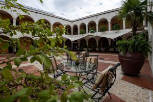 Hodelpa Nicolás de Ovando patio