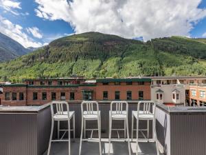 115 W Colorado Deck