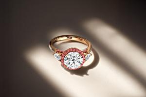 With Clarity, the New York–based engagement ring and fine jewelry company known for its modern design approach, introduces a collection of pink diamond accent engagement rings With Clarity Engagement Ring with Lab Grown Pink Diamond Accents