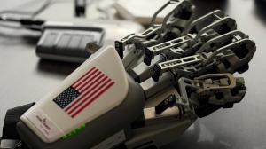 HandVivante™ MirrorHand displayed beside the American flag, representing Robotimize Group’s expansion into the U.S. rehabilitation technology market.