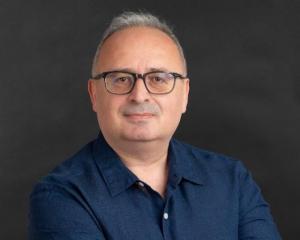 Ozgur Aksakal Headshot