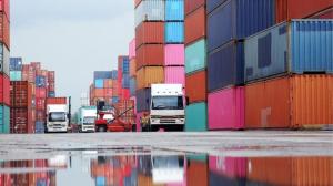 Camions dans un terminal de fret