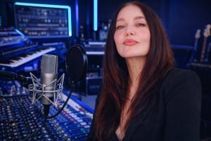 LA artist, songwriter, and producer Betty Moon returns to the spotlight today with the release of Strangely Beautiful, a new six track EP now available on all streaming platforms including Spotify and Apple Music A photo of artist Betty Moon in the studio