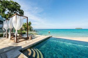 There is a quiet shift happening in how the world travels, and Thailand is leaning into it with intent On Thailand’s shores, luxury unfolds quietly, framed by open sea views and a lighter footprint.