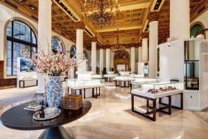 24838778 store front