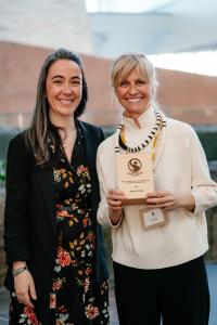 Roxanne Joyal et Julie Francoeur tenant le Prix canadien du commerce équitable 2026 à Winnipeg.