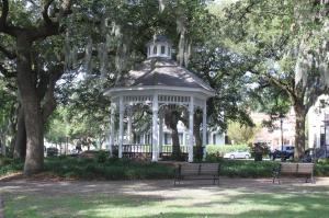 Recent archaeological findings confirming the likely presence of more than 80 unmarked graves beneath Savannah’s Whitefield Square are intensifying calls for memorialization, historical correction, and public reckoning at one of the city’s most visited historic sites Whitefield Square in Savannah, Georgia, featuring a white gazebo surrounded by large oak trees draped with Spanish moss. A recent archaeological ground-penetrating radar survey identified potential unmarked African burial sites beneath the historic public