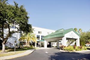 Sarasota, FL- May 6th, 2026 – Aviva Senior Living, a not-for-profit retirement community serving the Sarasota community, announced today that they have selected Sarasota Memorial Health Care System’s First Physicians Group (FPG) to deliver expanded on-site medical care to Aviva's residents Outside view of the Anchin-Benderson building at Aviva Senior Living.
