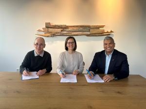 Profil's mangement is signing the contract
