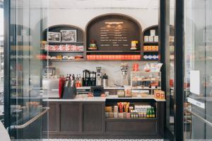 Café Aroma, the Cuban immigrant-founded, family-owned premium espresso brand, announces the opening of its first brick-and-mortar café, located in Boca Raton, Florida, at Two Town Center Suite 100 Cafe Aroma Cafe