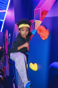 Photo of a kid playing at Climbing Zone in CALI CLUB | Photo provided by TenCL