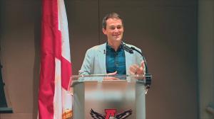 Clash Creation has published a ranked guide to the best leadership keynote speakers in the US for corporate events in 2026, profiling ten speakers by specialism, fee range, and audience fit Leadership Keynote Speaker George Stern speaking at a corporate offsite leadership event.
