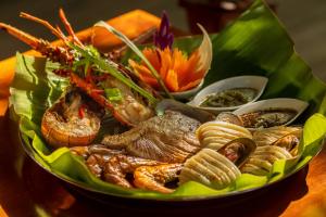 Where Fire Meets Ocean: A Thai Culinary Awakening at Machchafushi Island 13 24860392 seafood platter
