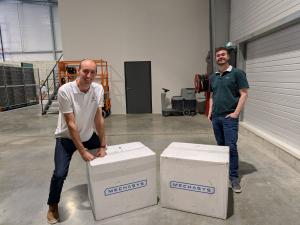 Réception et préparation des premiers systèmes de projection laser Mechasys dans l'entrepôt de FDS Pro.