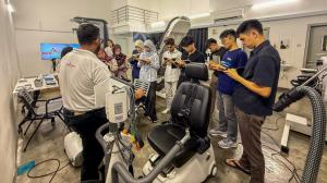 Demonstration of RevitaVivante™ ProMax FES cycling device to UM students.