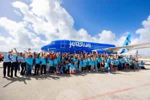 Students in the Museum of Discovery and Science’s Emil Buehler Aviation Academy pose with JetBlue crewmembers in front of a JetBlue aircraft during an aviation career exploration experience at Fort Lauderdale-Hollywood International Airport.