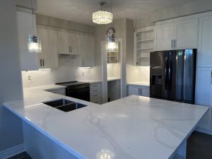White marble-look quartz countertops with a matching full-height backsplash, custom fabricated by DreamStone Kitchen in Mississauga.