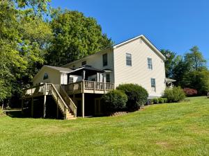 4 BR/2.5 BA home on 1.73± acres in Culpeper County, VA. This home measures 4,423± sf. and features kitchen (all appliances convey); great room w/vaulted ceilings & deck access; living room; dining room w/gas fireplace; office; attic; partially finished walk-out basement