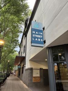 Palmetto InnovaSphere and Main Street Labs (MSL) today announced a strategic partnership focused on supporting the growth of emerging biotech and life science companies in downtown Greenville Main St Labs sign
