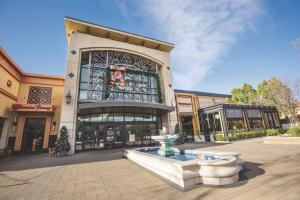 The Oaks Mall in Thousand Oaks, CA (Photo by David Sprague)