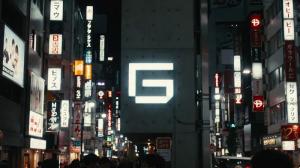 Beleuchtete Lichtwerbung in einer urbanen Einkaufsstraße bei Nacht mit Leuchtschildern, Fassadenwerbung und sichtbarer Außenwerbung.