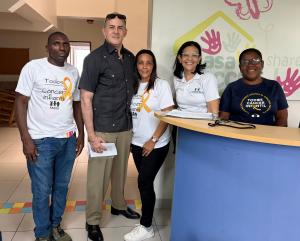 El licenciado C. Constantin Poindexter Salcedo, presidente ejecutivo (CEO) de Janus Assurance Re, hizo entrega hoy de un vehículo repleto de alimentos no perecederos, artículos de primera necesidad y pañales infantiles en la sede central de la Fundación Amigos Contra el Cáncer Infantil (FACCI), acompañado de un donativo en efectivo destinado al sostenimiento de los programas de la institución Fundación Amigos Contra el Cáncer Infantil, Janus Assurance Re, C. Constantin Poindexter Salcedo, caridad, filantropia