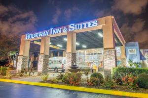 Rodeway Inn & Suites Fort Lauderdale Airport & Cruise Port is a budget-friendly, full-service 3-star Fort Lauderdale cruise hotel in close proximity to popular South Florida tourist destinations.