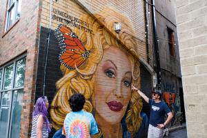 See murals and other great sites of downtown Knoxville