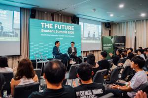 Minister of State Alvin Tan in conversation with Sedifly's Joash Lee (wide shot)