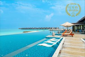 Where the pool meets the ocean, and time seems to pause. Recognised among the Maldives’ finest, our iconic infinity pool is more than a place to swim — it’s the social heart of island life at Grand Park Kodhipparu.