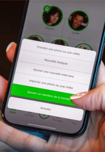 Écran de l’application montrant les options pour ajouter de nouvelles photos ou de nouveaux membres de la famille