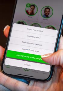 Schermata dell’app che mostra le opzioni per aggiungere nuove foto o membri della famiglia