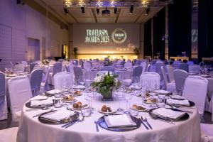 Sono ufficialmente aperte le candidature ai TRAVEL & SPA AWARDS 2026, il riconoscimento dedicato alle eccellenze dell’ospitalità, del benessere e del turismo esperienziale che, già dalla prima edizione, si è affermato come uno degli appuntamenti più autorevoli e qualificati del panorama italiano TRAVEL & SPA AWARDS 2025, la sala della cena di gala all'Excelsior Hotel Gallia di Milano